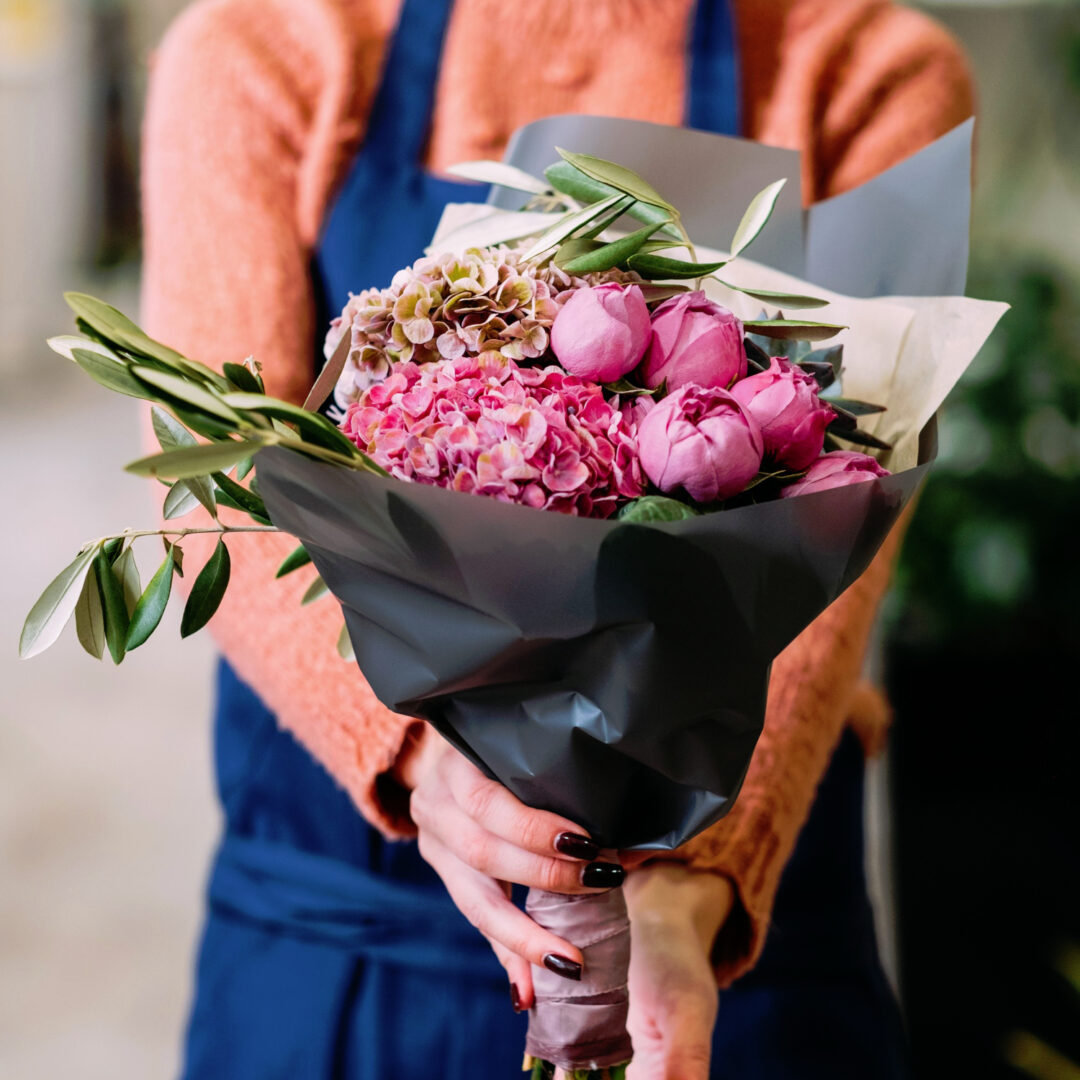 Entrega de flores frescas en La Pobla de Vallbona